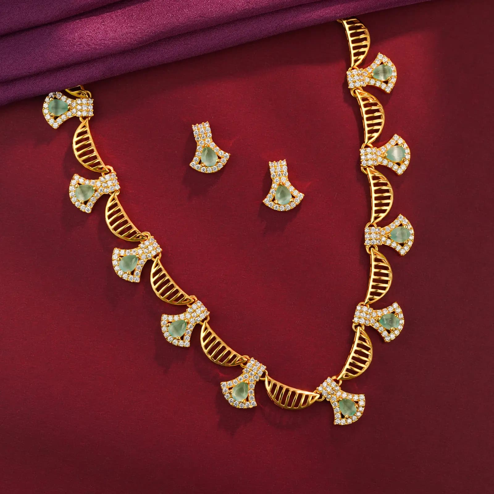 Emerald Fan Royale Necklace Set Emerald Fan Royale Necklace Set